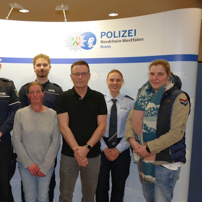 Melanie Löllgen und Alexander Ueckert (Mitte) mit den am Einsatz beteiligten Polizeibeamtinnen und -beamten.