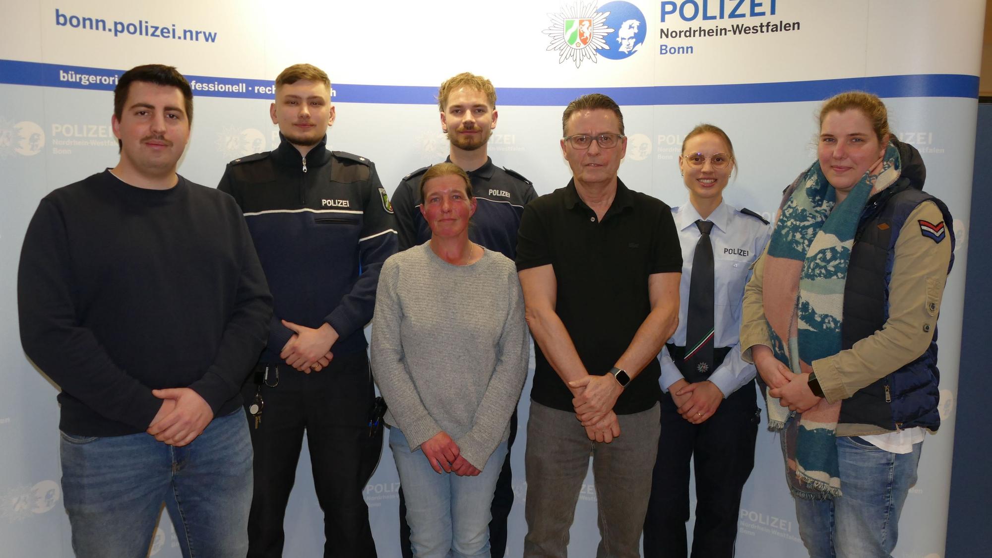Melanie Löllgen und Alexander Ueckert (Mitte) mit den am Einsatz beteiligten Polizeibeamtinnen und -beamten.