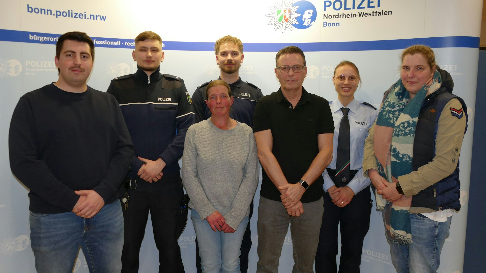Melanie Löllgen und Alexander Ueckert (Mitte) mit den am Einsatz beteiligten Polizeibeamtinnen und -beamten.