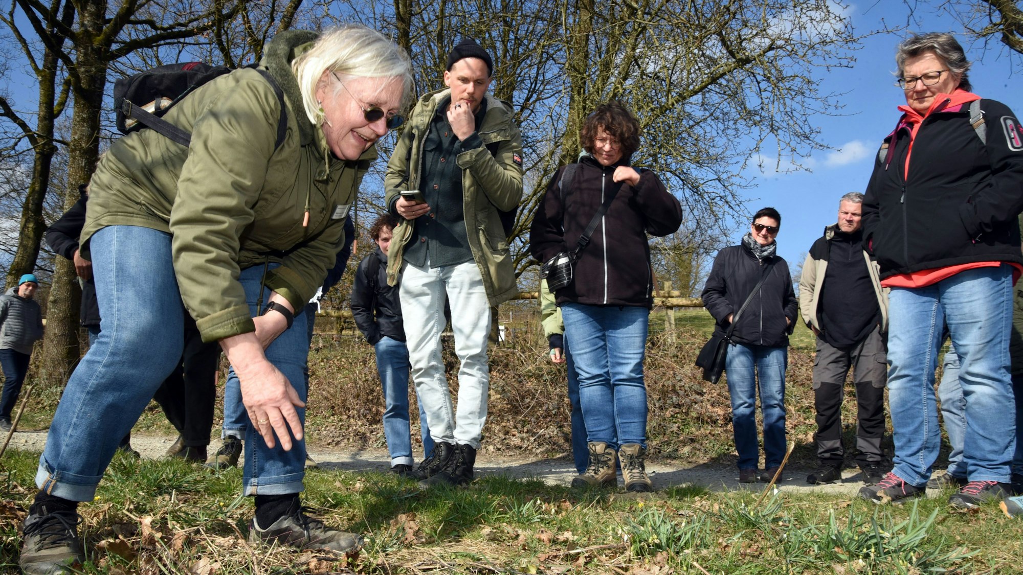 Während des Workshops „Gartenglück leicht gemacht“ im Lindlarer LVR-Freilichtmuseum ging die Fachfrau Marianne Frielingsdorf (links) mit den Teilnehmenden auch in die Praxis.