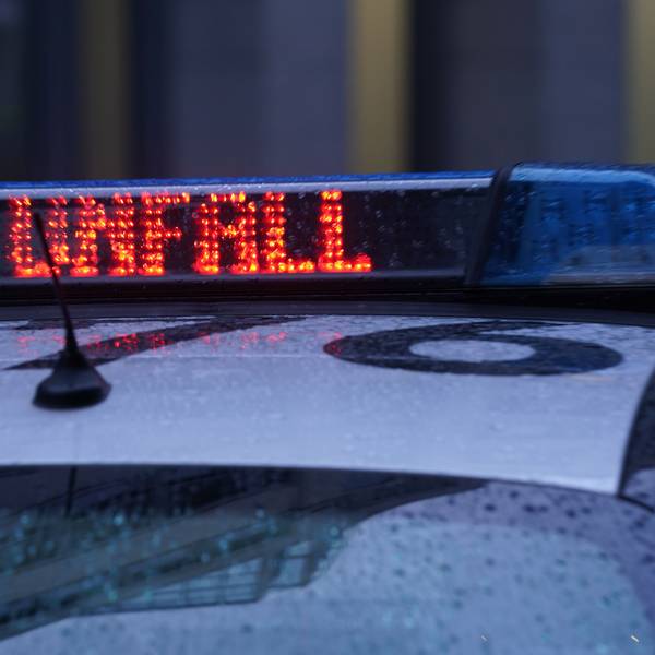 Der Schriftzug "Unfall" ist neben dem Blaulicht auf dem Dach eines Polizeiautos zu lesen.