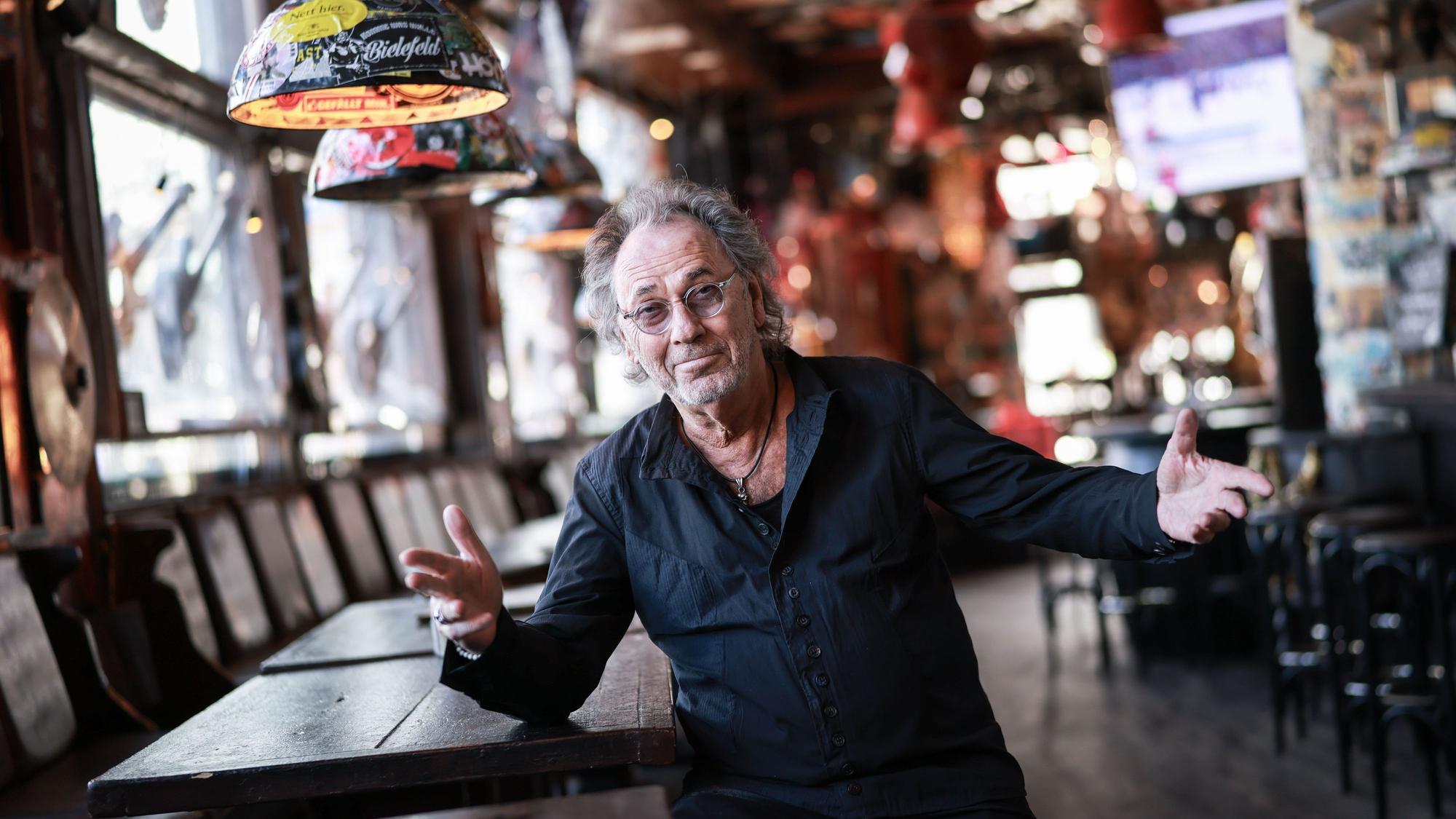 Hugo Egon Balder in seiner Rockkneipe Zwick an der Reeperbahn auf St. Pauli.