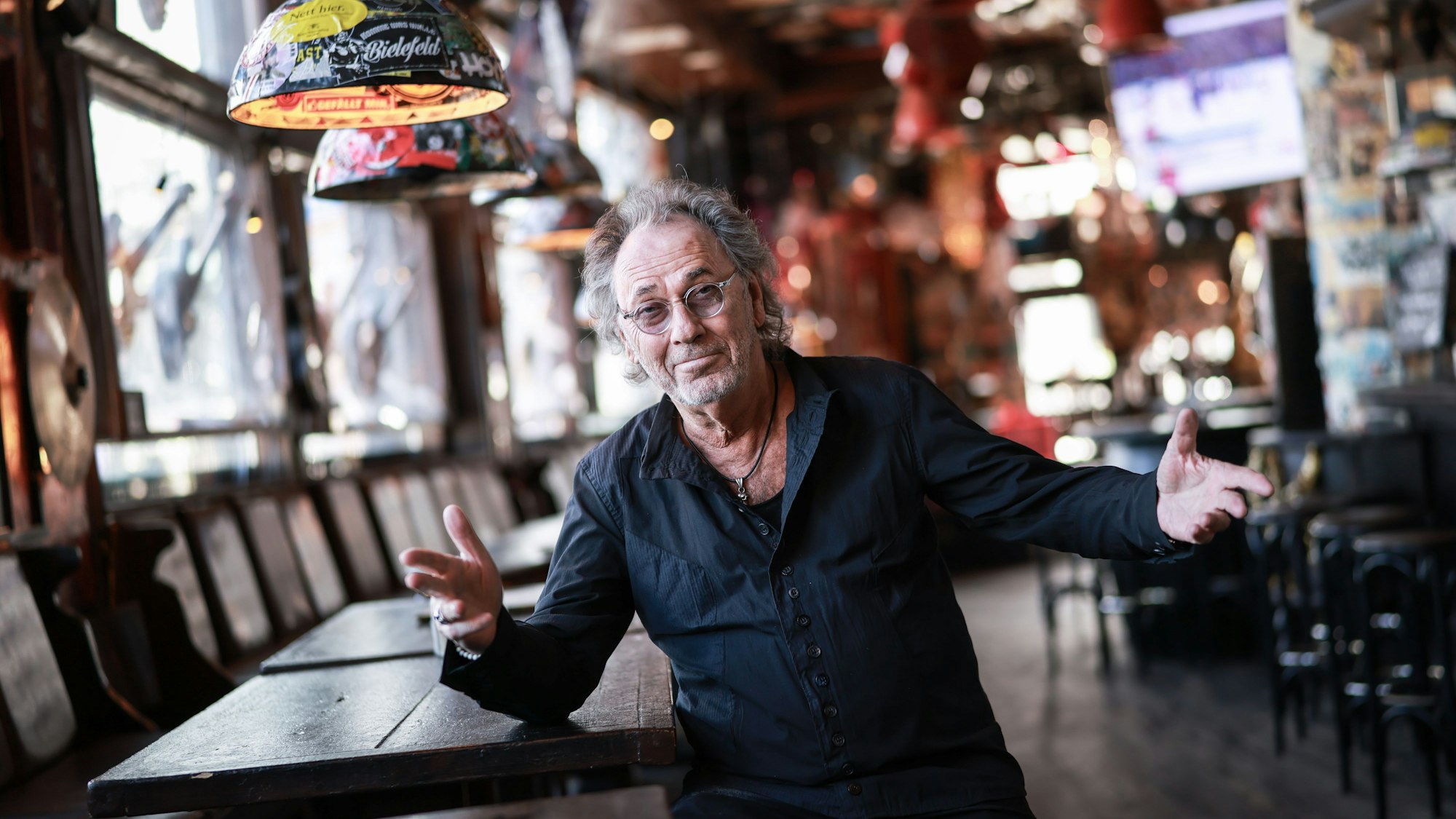 Hugo Egon Balder in seiner Rockkneipe Zwick an der Reeperbahn auf St. Pauli.