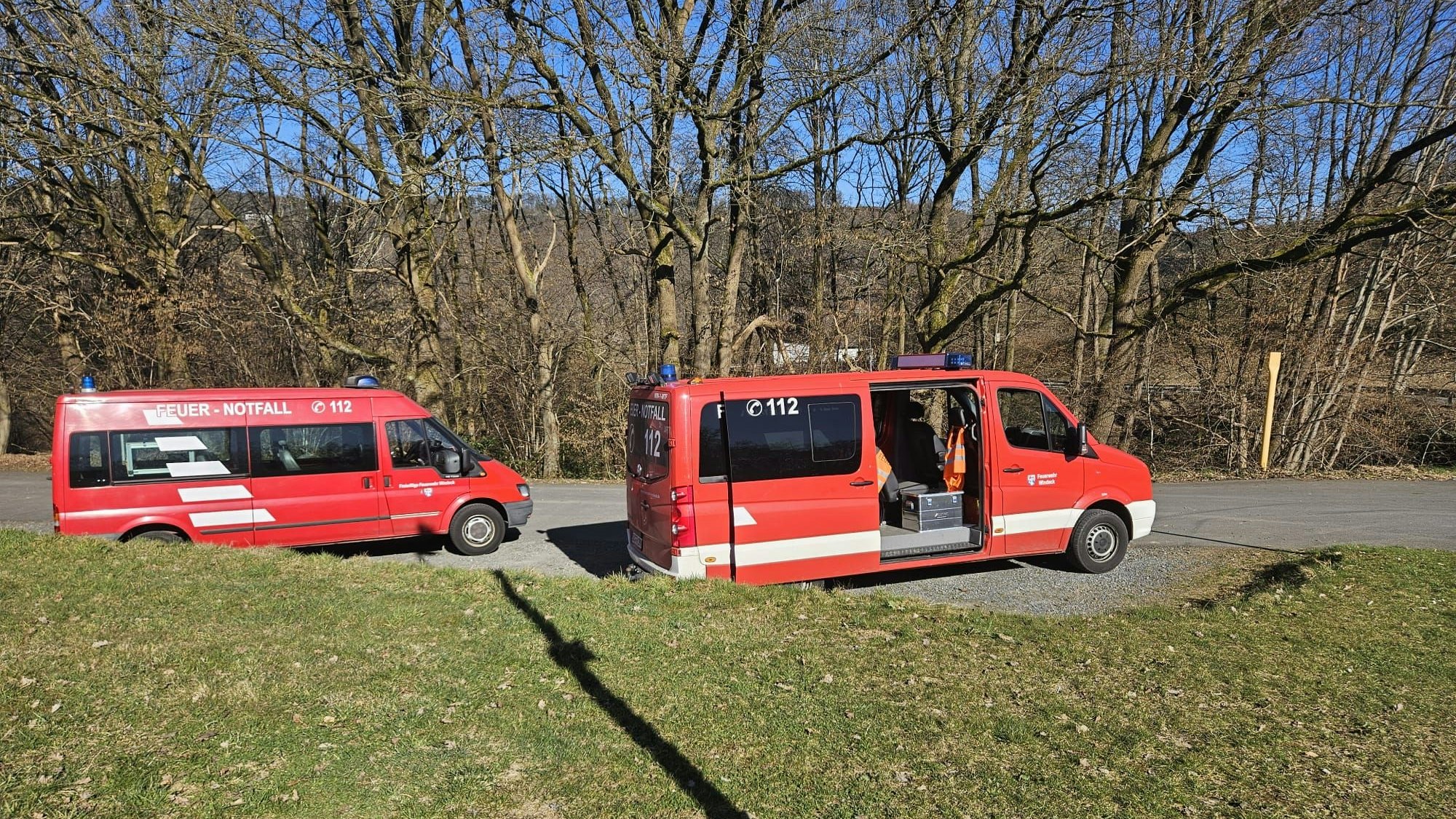 In Windeck musste eine Bom,be aus dem Zweiten Weltkrieg entschärft werden. Die Mannschaftstransporter an der Grundschule in Obernau.