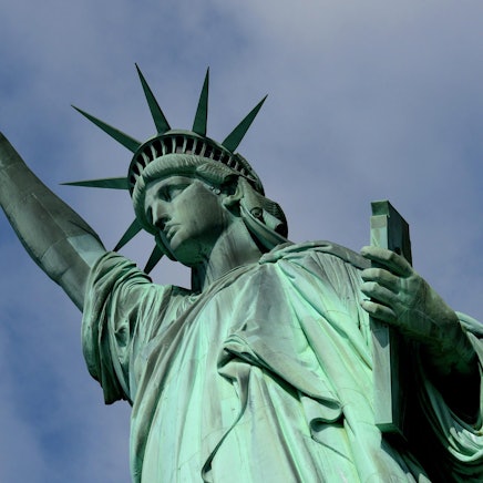 Das Foto zeigt einen Ausschnitt der Freiheitsstatue auf der Insel Liberty Island zwischen New York City und Jersey City. Foto: picture alliance / dpa