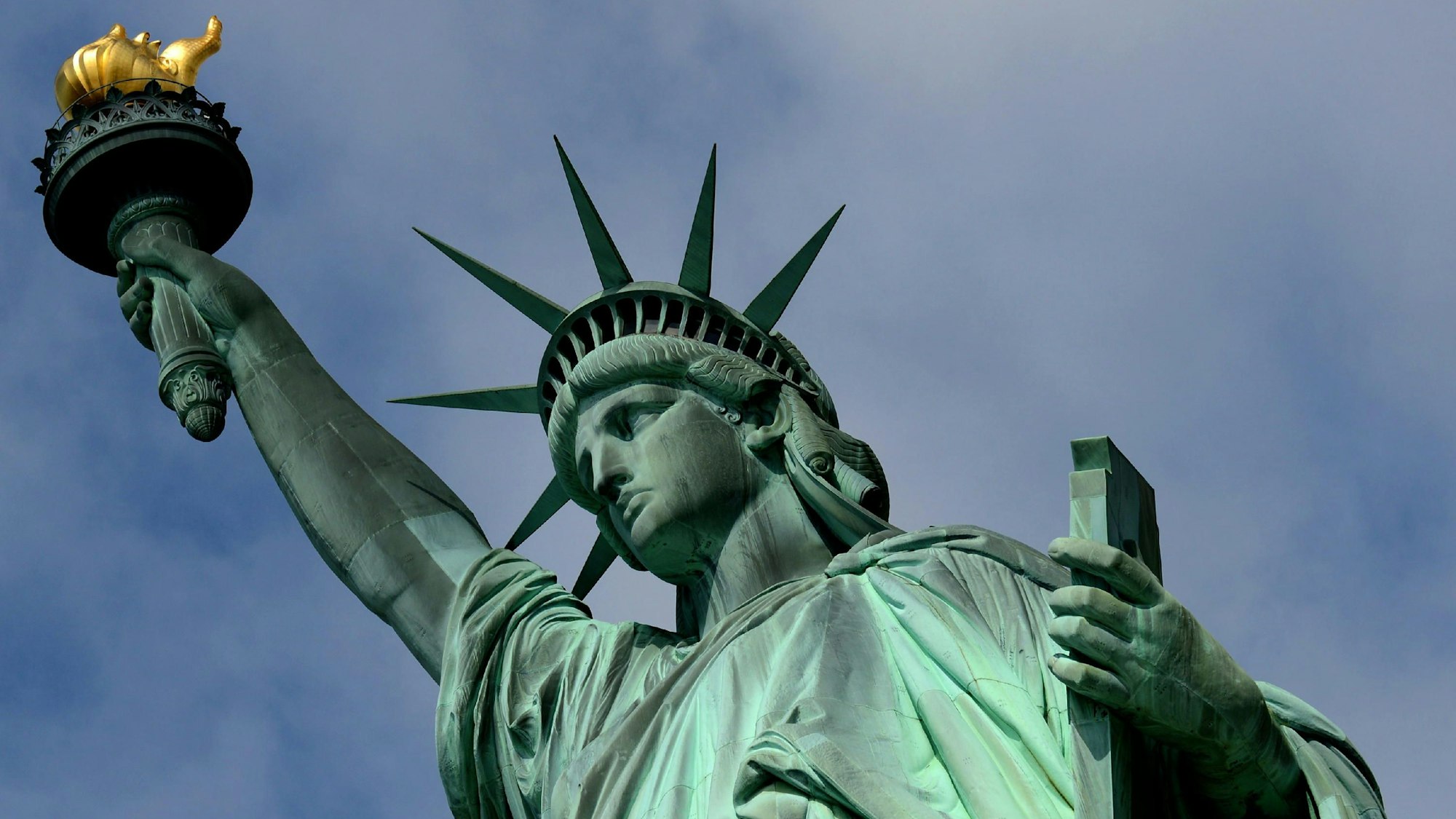 Das Foto zeigt einen Ausschnitt der Freiheitsstatue auf der Insel Liberty Island zwischen New York City und Jersey City. Foto: picture alliance / dpa
