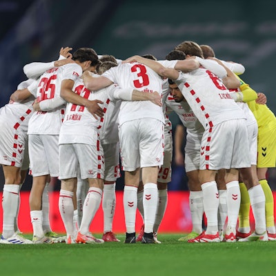 Die FC-Profis im Spielerkreis.
