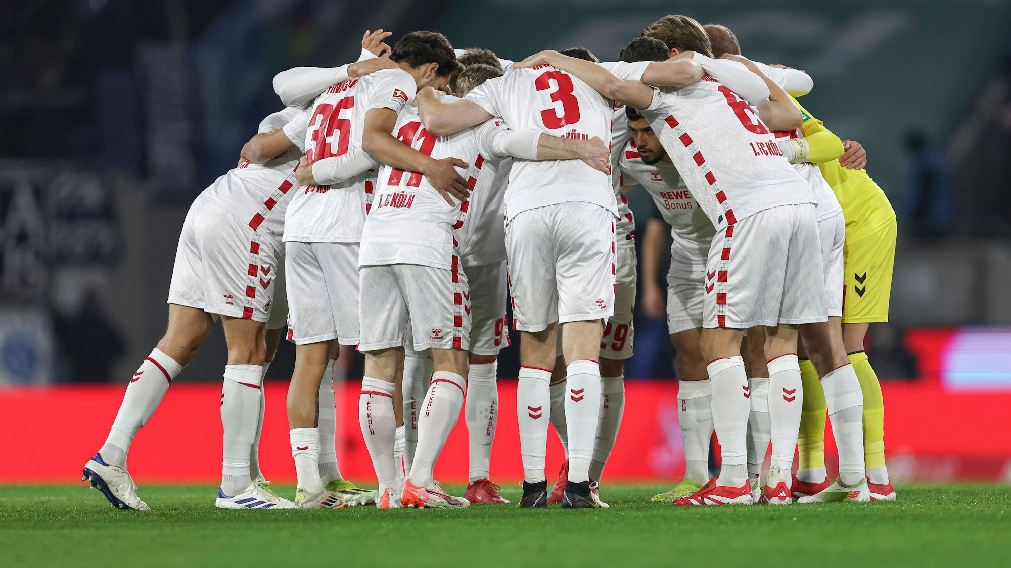 Die FC-Profis im Spielerkreis.