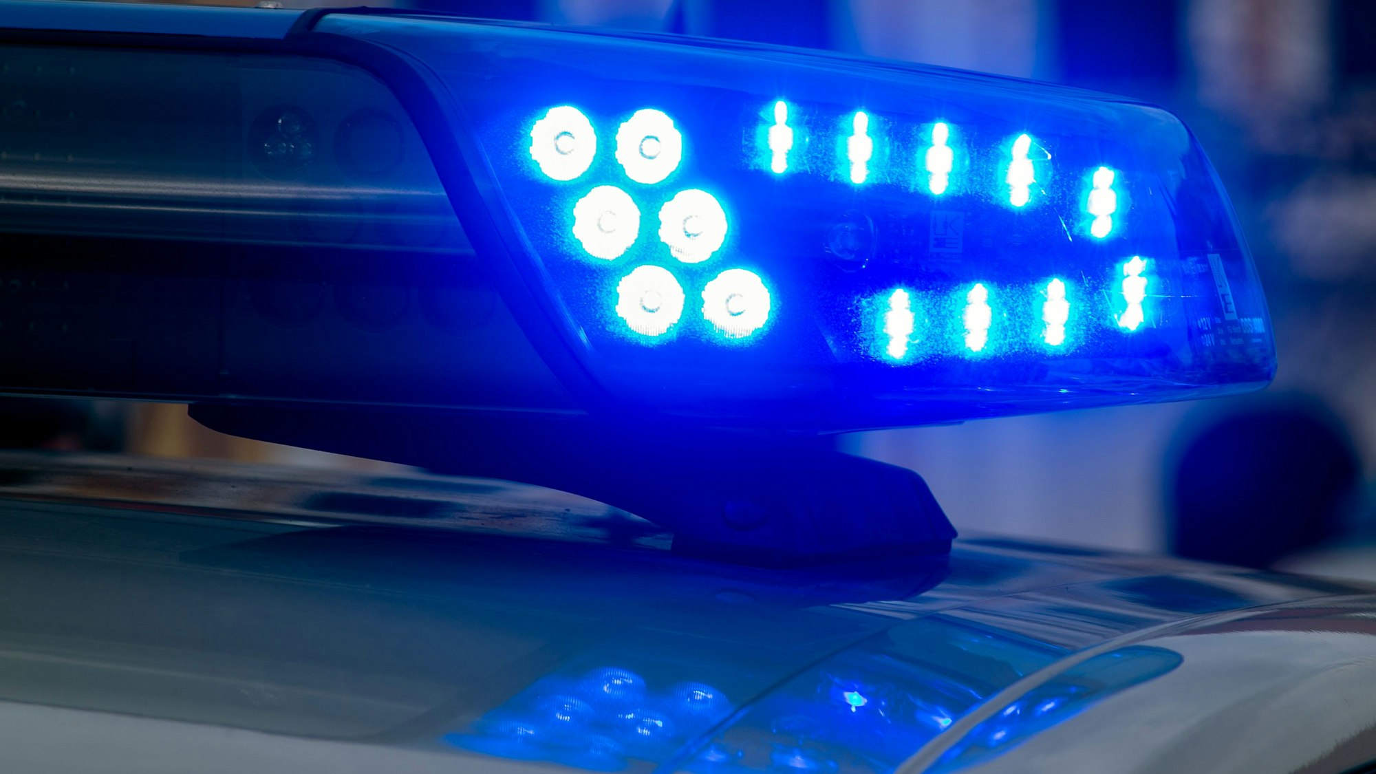 Ein Blaulicht der Polizei leuchtet auf.
