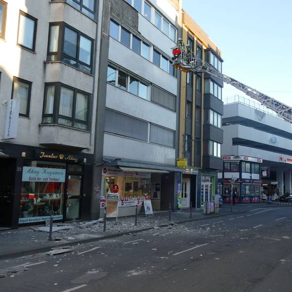 Von einem Gebäude neben der Stiftsgarage in Bonn fielen Fassadenteile herab.