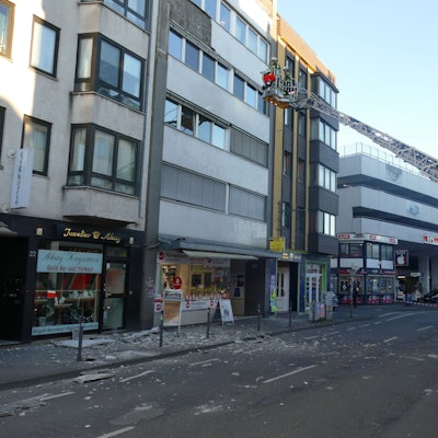 Von einem Gebäude neben der Stiftsgarage in Bonn fielen Fassadenteile herab.
