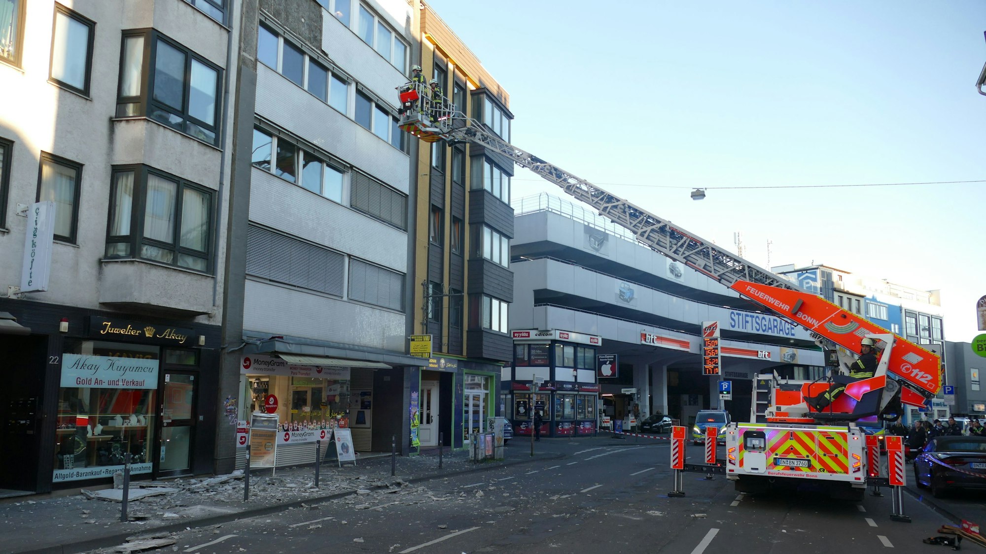 Von einem Gebäude neben der Stiftsgarage in Bonn fielen Fassadenteile herab.