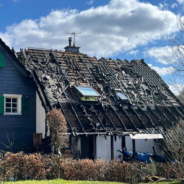 Haus mit abgebranntem Dach
