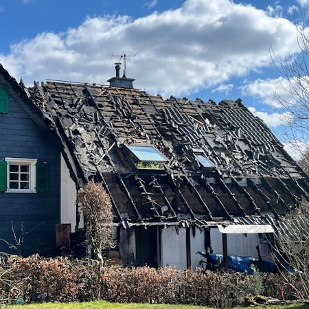 Haus mit abgebranntem Dach