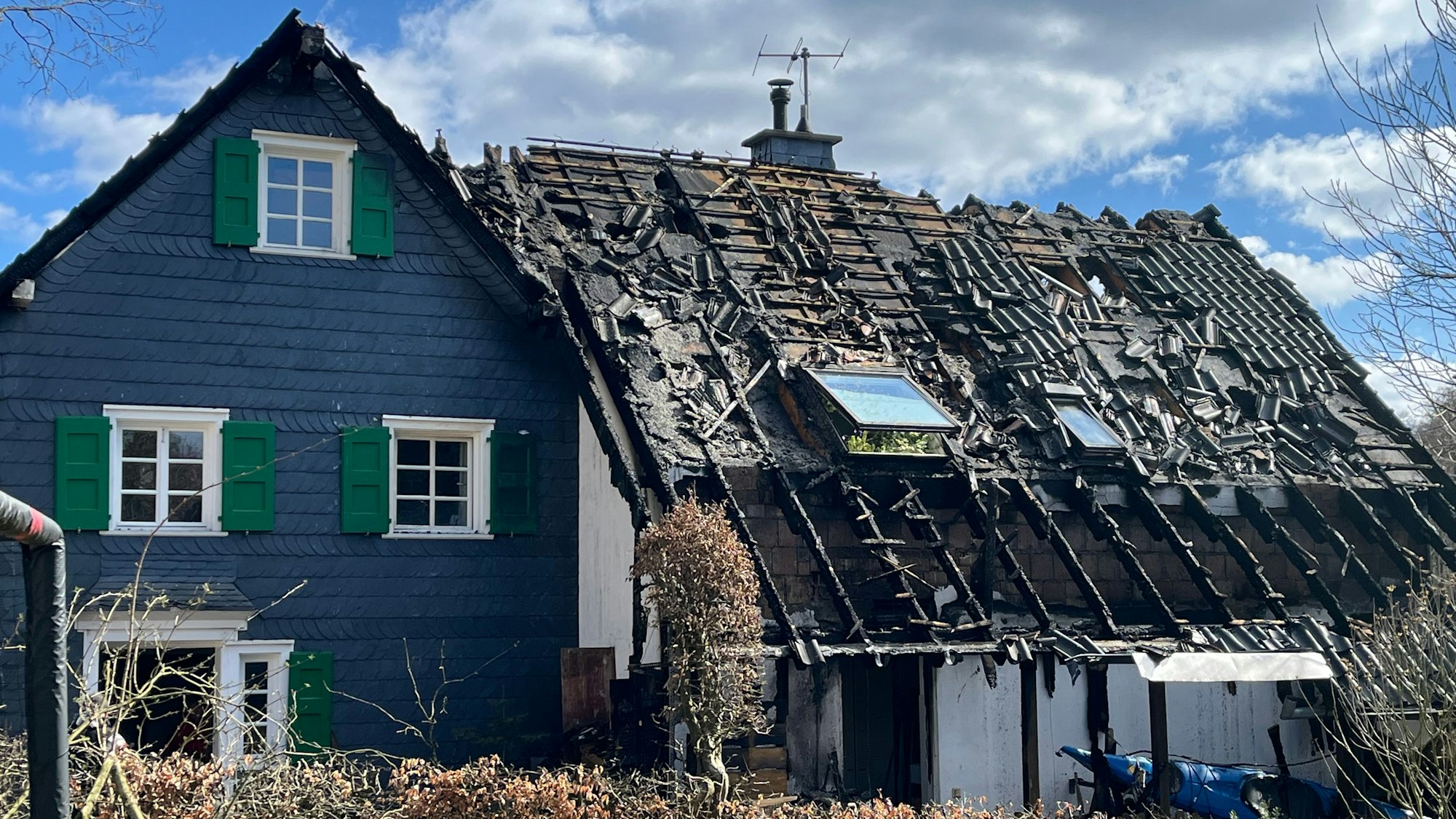 Haus mit abgebranntem Dach