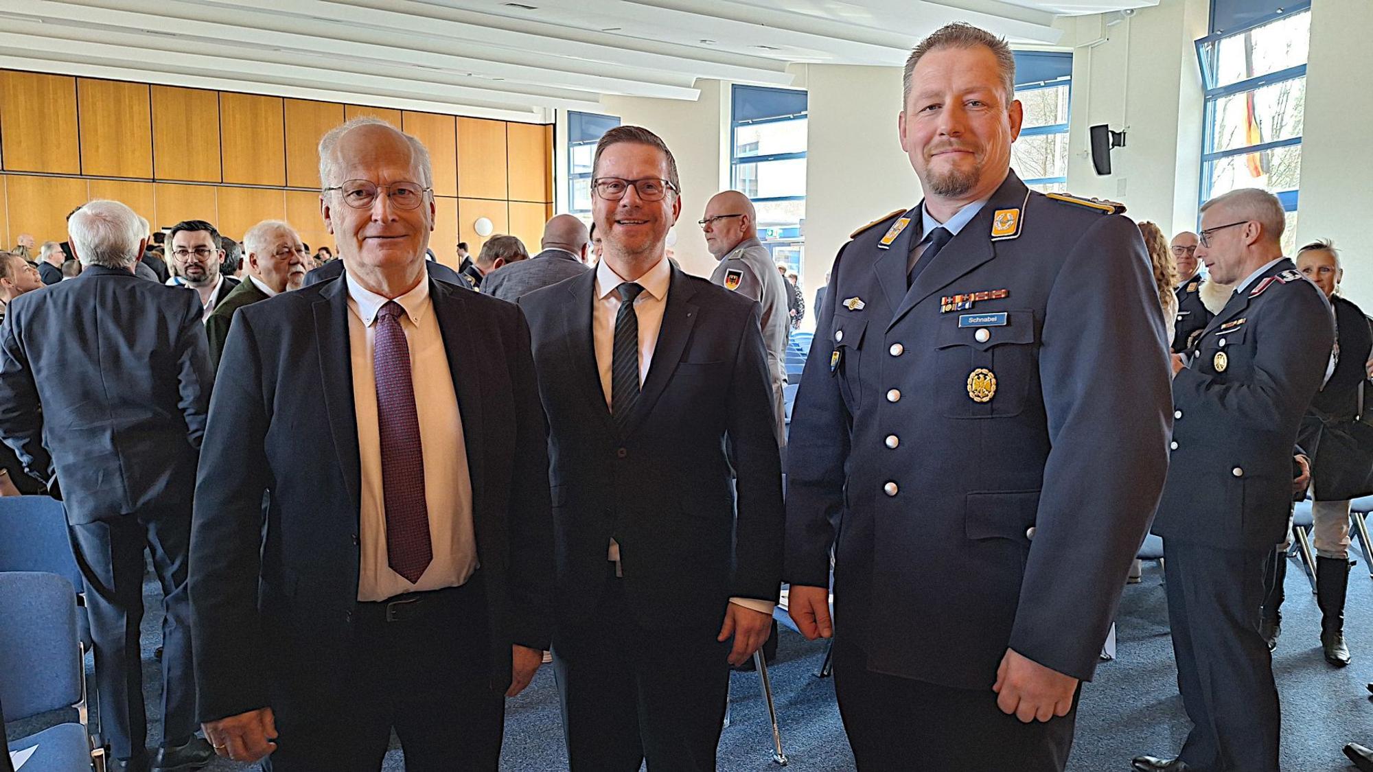 Die drei Männer haben sich für ein Foto aufgestellt.