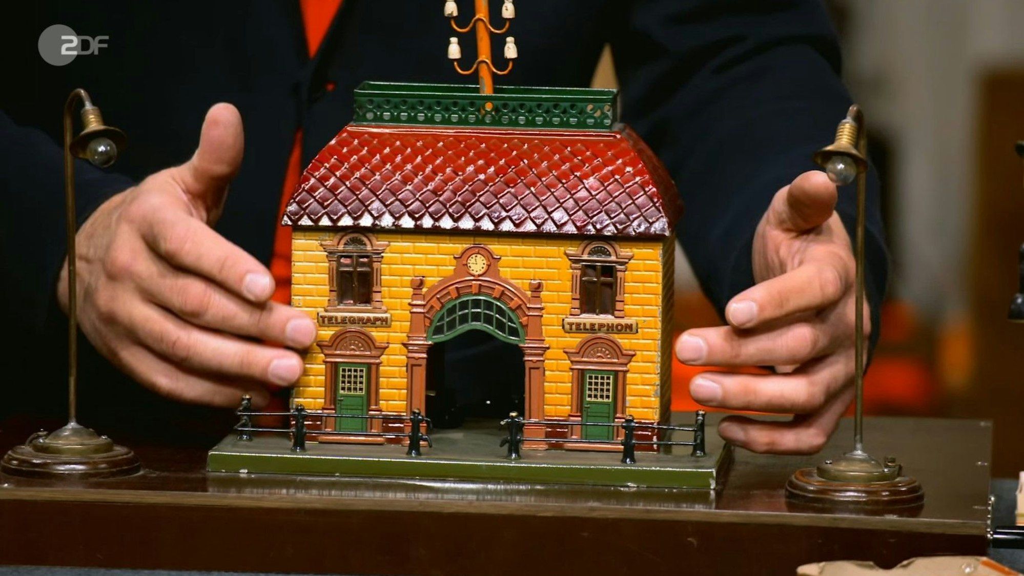 Die Bleche des Bahnhofs wurden aufwändig geprägt und händisch bemalt.