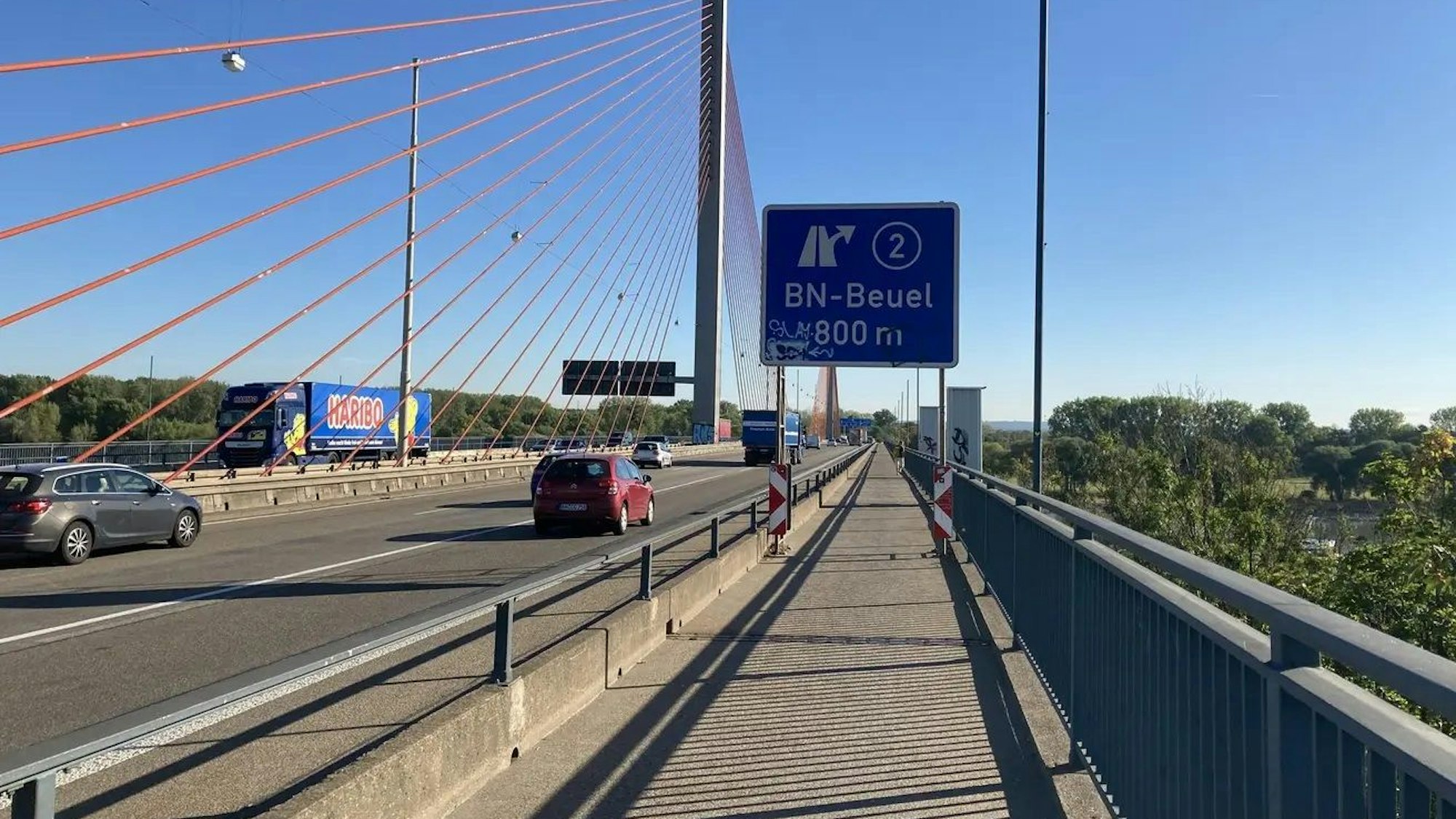 Die Bonner Nordbrücke führt die A565 über den Rhein in Bonn.