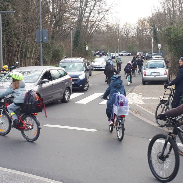 Rund 25 Personen waren bei der zweiten Demofahrt von „Kidical Mass“ und Schul-Eltern von Nippes zur Carl-von-Ossietzky-Gesamtschule dabei.