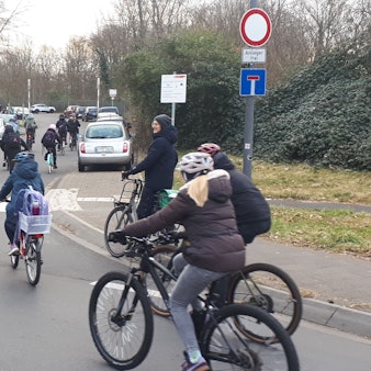 Das Bild zeigt Demonstranten während einer „Kidical Mass“-Demonstration.