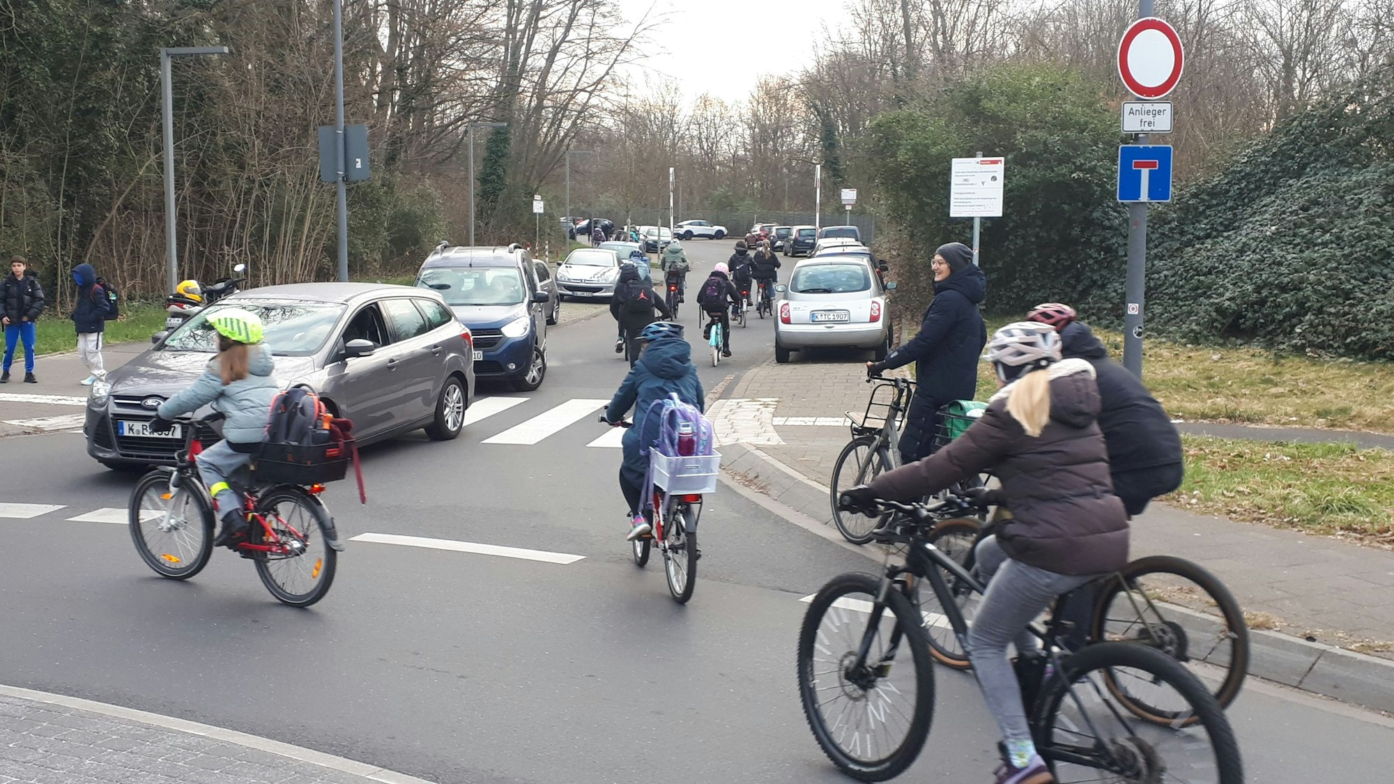 Das Bild zeigt Demonstranten während einer „Kidical Mass“-Demonstration.