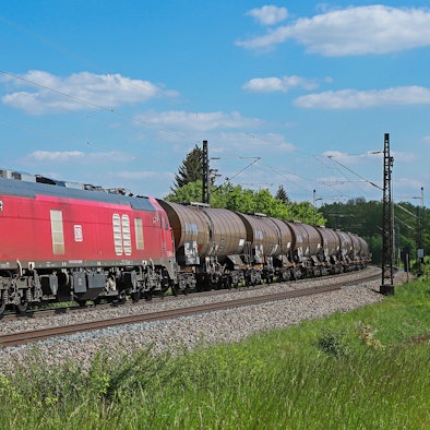 Im Mieteinsatz bei DB Cargo – eine Stadler Euro-Dual der Baureihe 2159 mit Kesselwagenzug bei Donauwörth