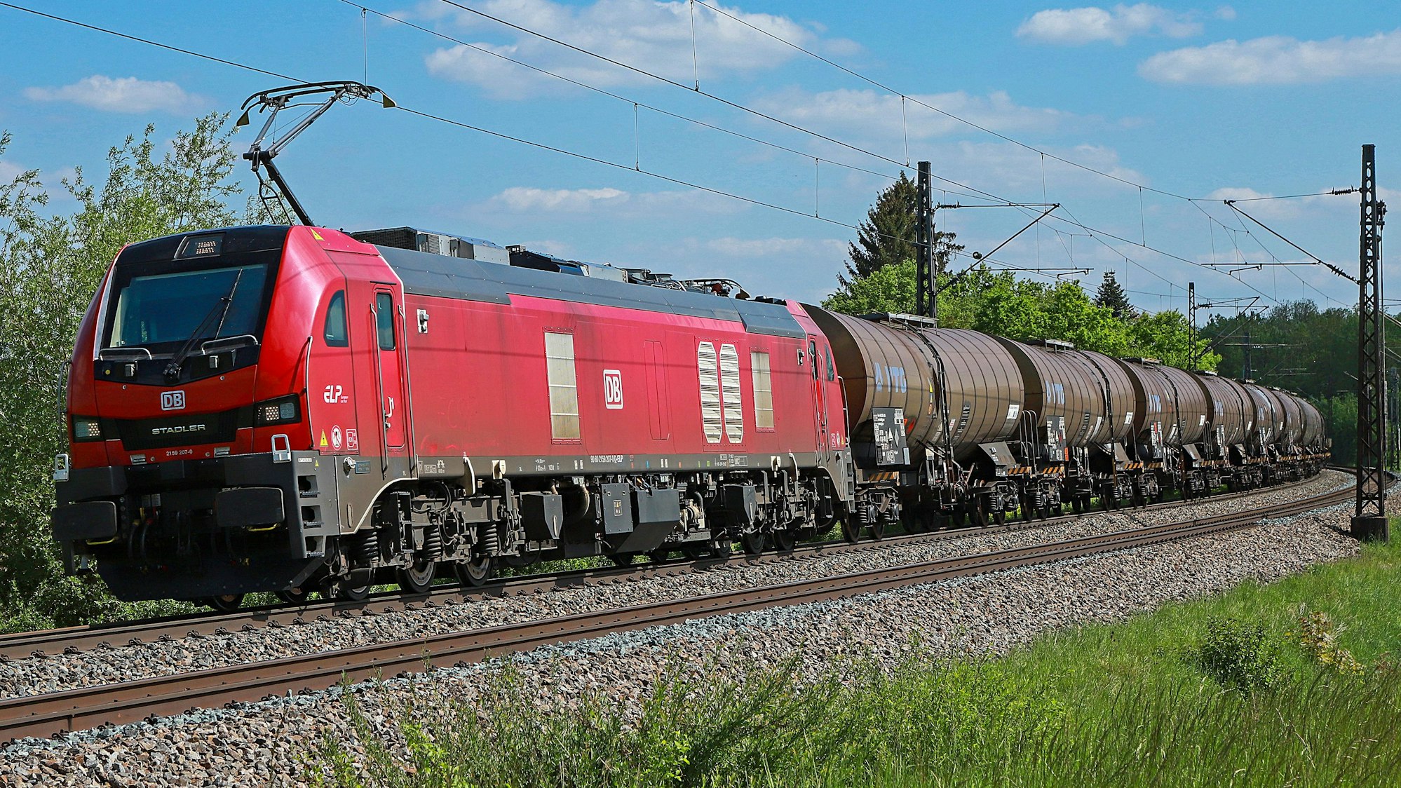 Im Mieteinsatz bei DB Cargo – eine Stadler Euro-Dual der Baureihe 2159 mit Kesselwagenzug bei Donauwörth