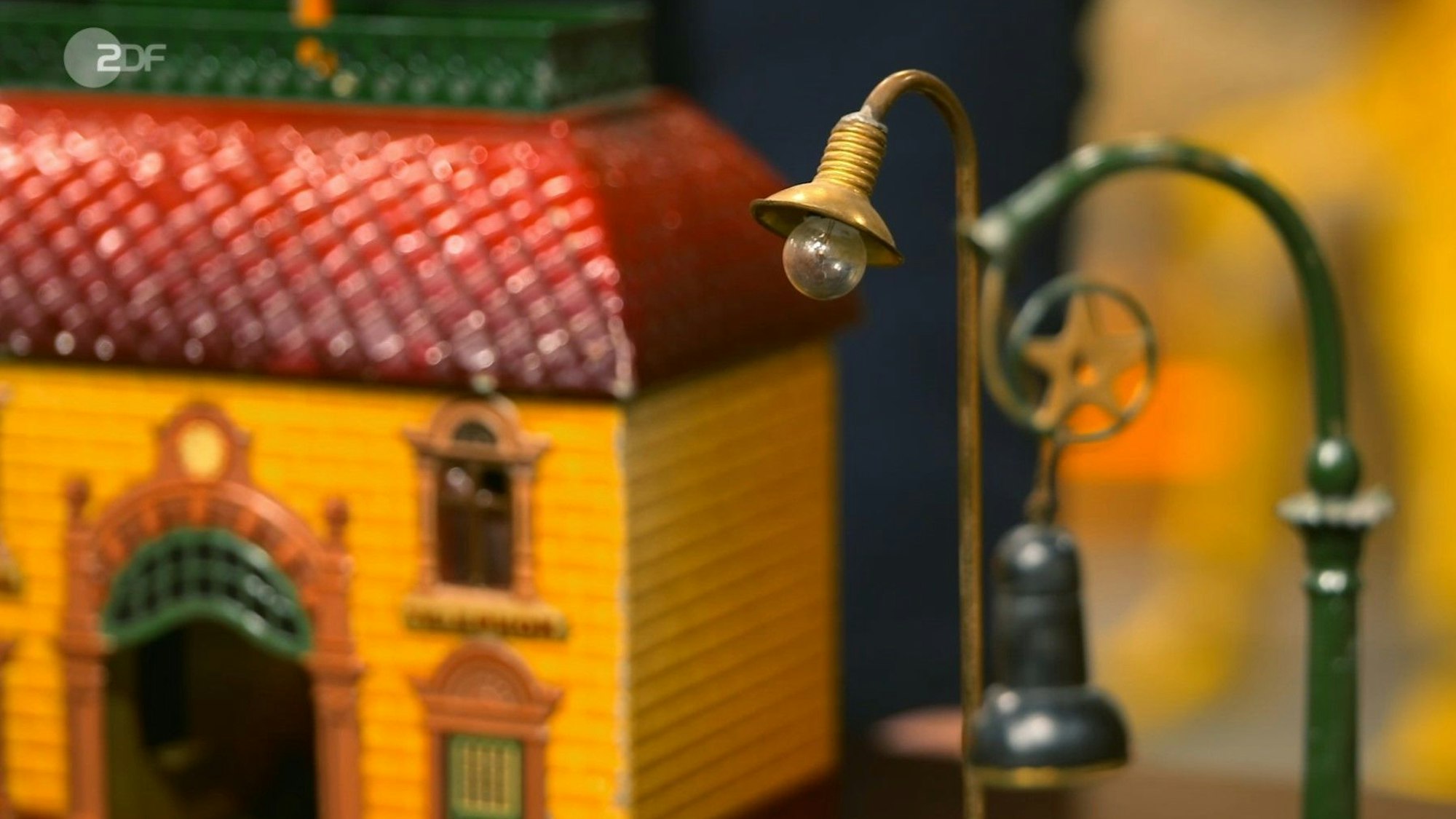 Allein die beiden Laternen könnten bei Sammlern 300 Euro erzielen, so „Bares für Rares“-Experte Detlev Kümmel.