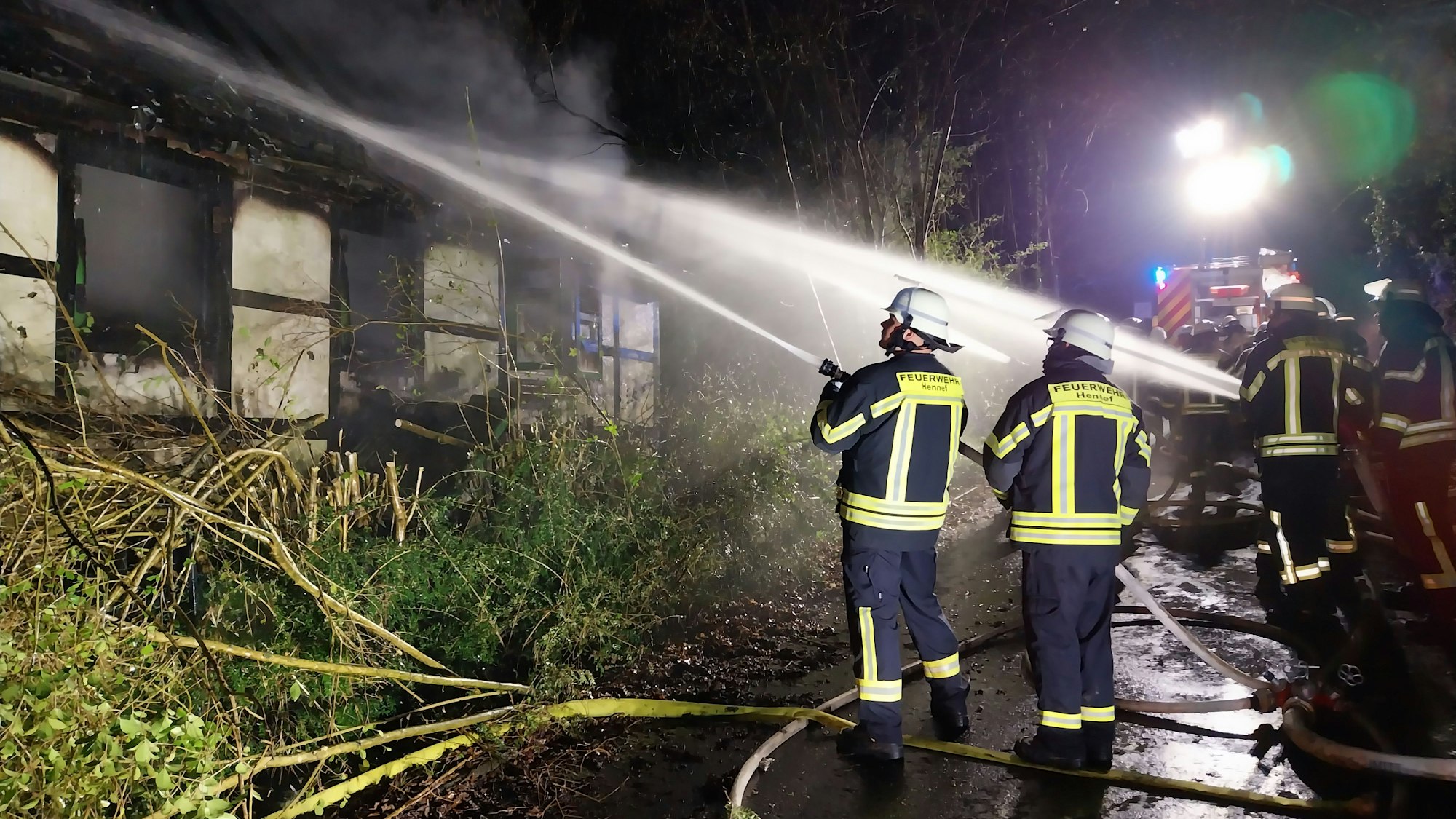 Feuerwehrleute bei den Löscharbeiten.