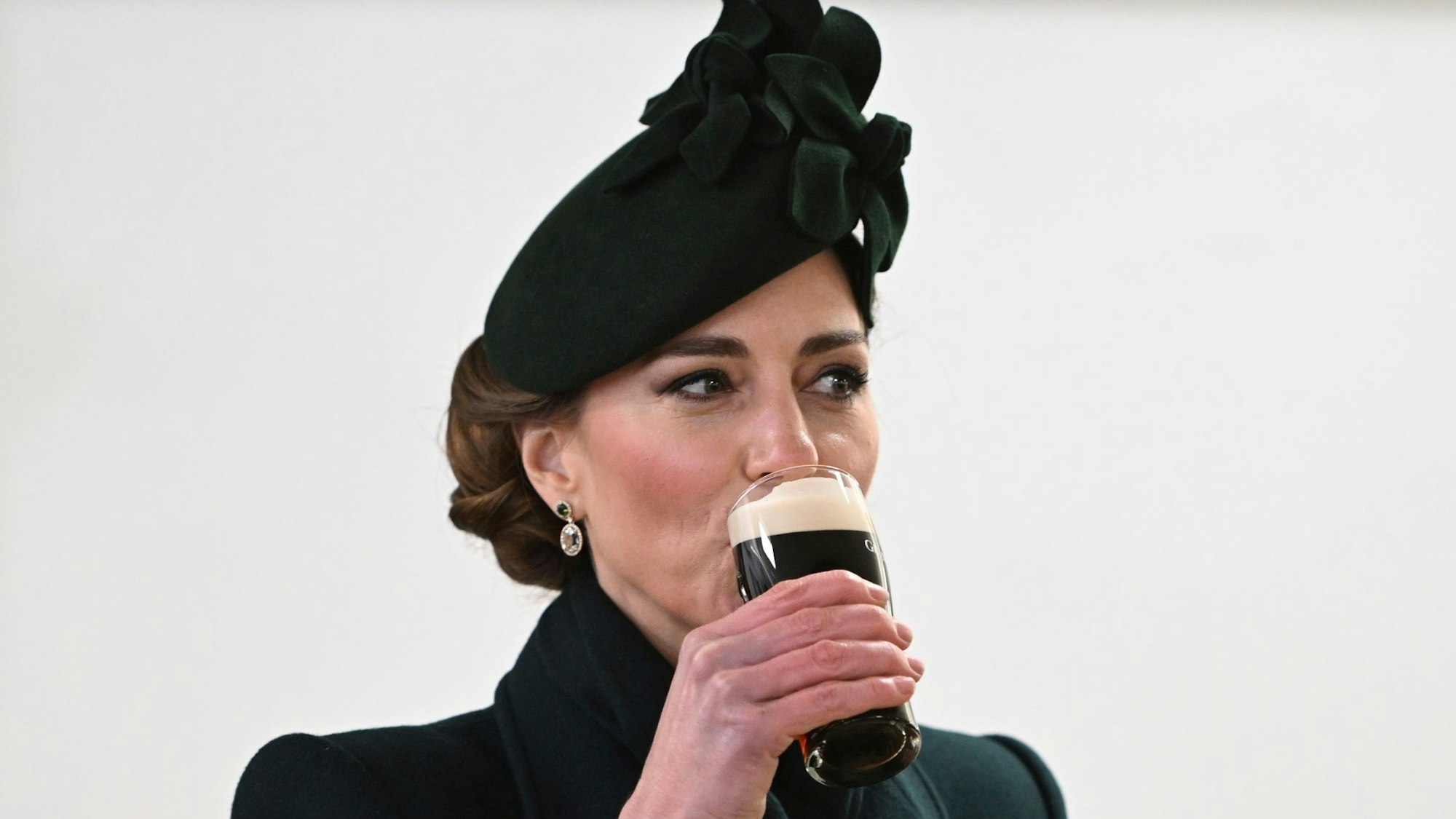 Die britische Prinzessin Kate trinkt Guinness während eines Empfangs mit den Irish Guards bei einer speziellen St. Patrick's Day-Parade und -Feier in den Wellington Barracks.