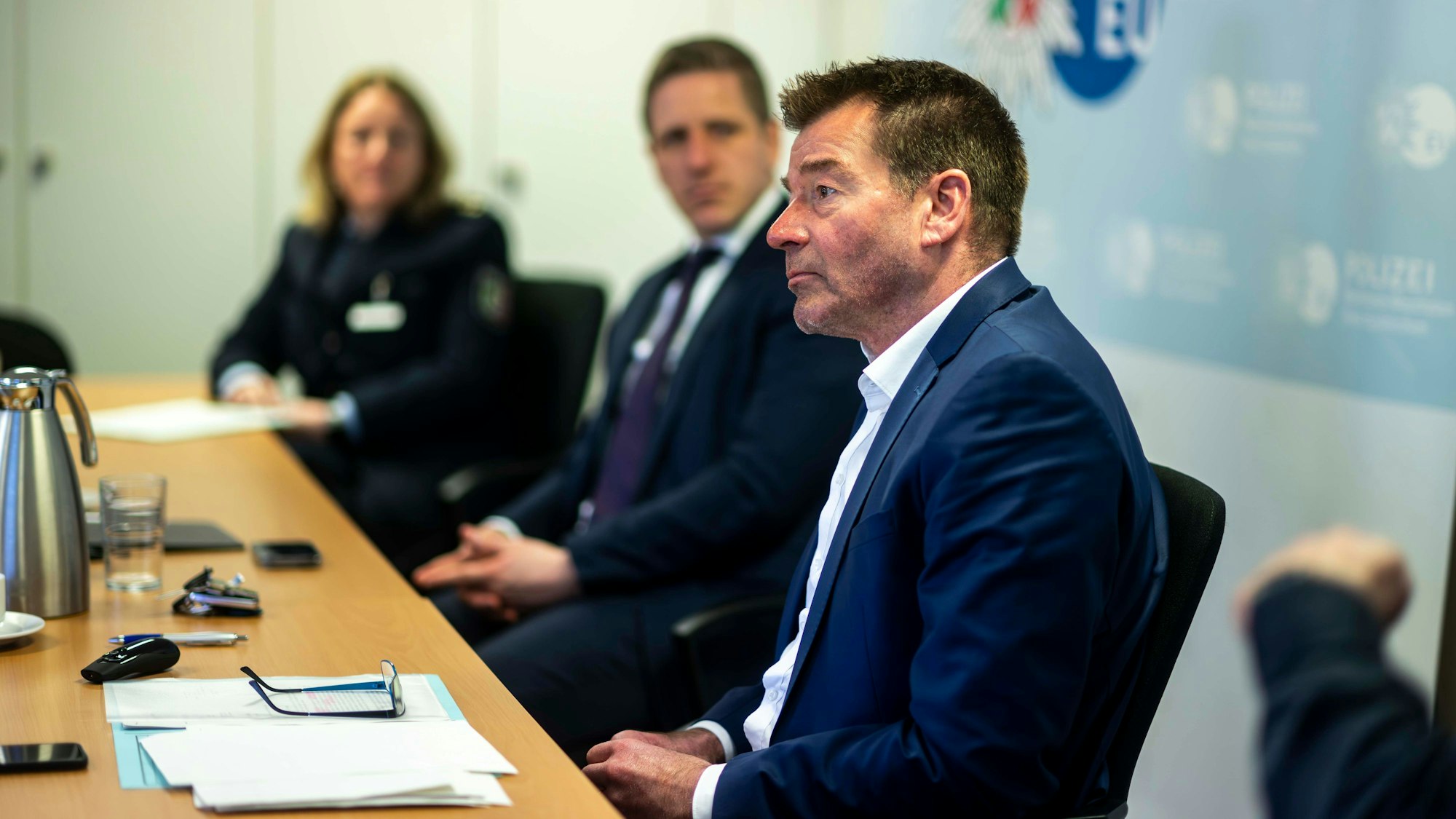 Das Bild zeigt Ulrich Linden während der Pressekonferenz.