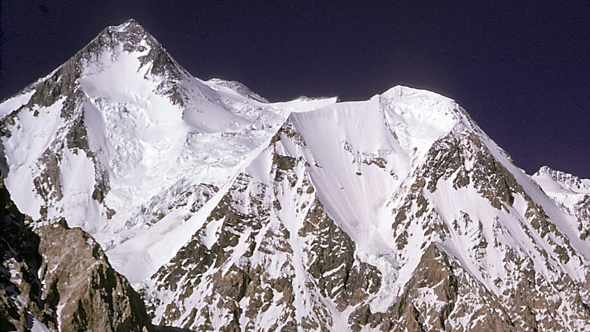Foto des Gasherbrum I, aufgenommen vom Basislager 1958 durch Mitglieder des AKE 1958.