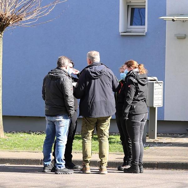 17.03.2025, Herne: Mehrere Personen und Polizei stehen vor einem Hauseingang. Die Polizei hat in Herne einen mutmaßlichen Messerangreifer erschossen. (zu dpa «Polizei erschießt mutmaßlichen Messerangreifer in Herne») Foto: Justin Brosch/dpa - ACHTUNG: Hausummer wurde(n) aus rechtlichen Gründen gepixelt +++ dpa-Bildfunk +++