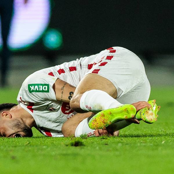 Rechtsverteidiger Jusuf Gazibegovic krümmt sich vor Schmerzen am Boden.