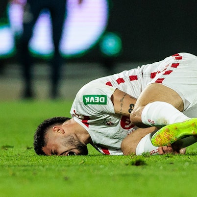 Rechtsverteidiger Jusuf Gazibegovic krümmt sich vor Schmerzen am Boden.