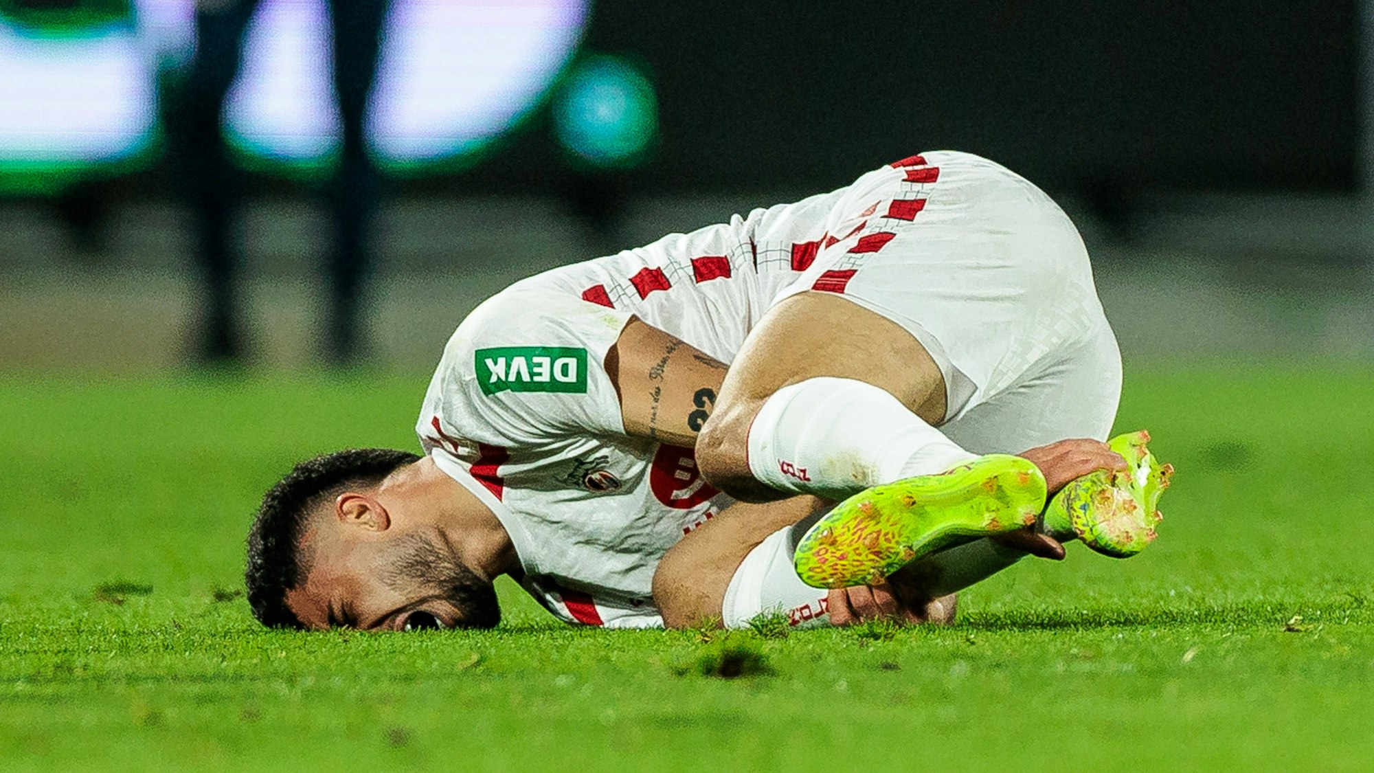 Rechtsverteidiger Jusuf Gazibegovic krümmt sich vor Schmerzen am Boden.