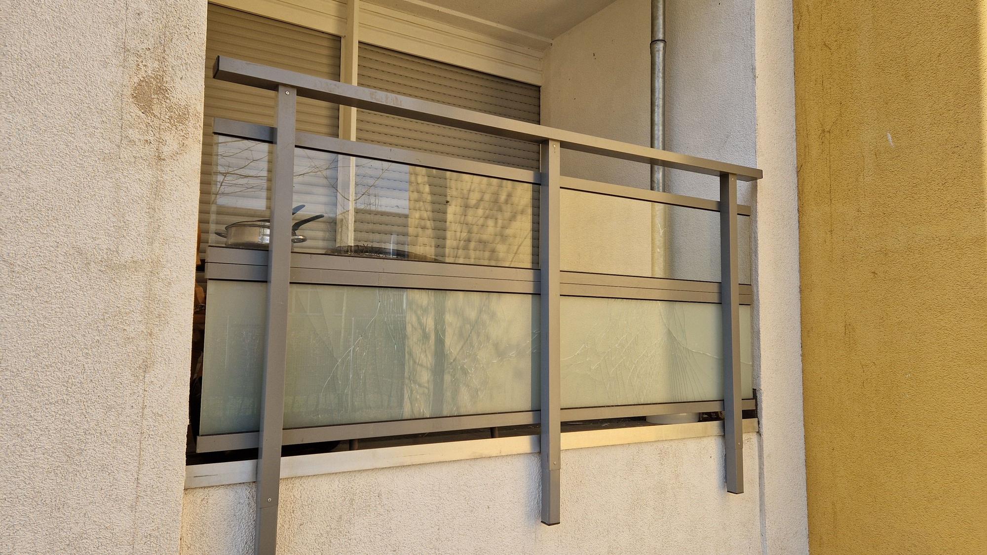 In Köln-Bilderstöckchen kam es vor einem Balkon eines Mehrfamilienhauses in der Nacht auf Sonntag zu einer Explosion