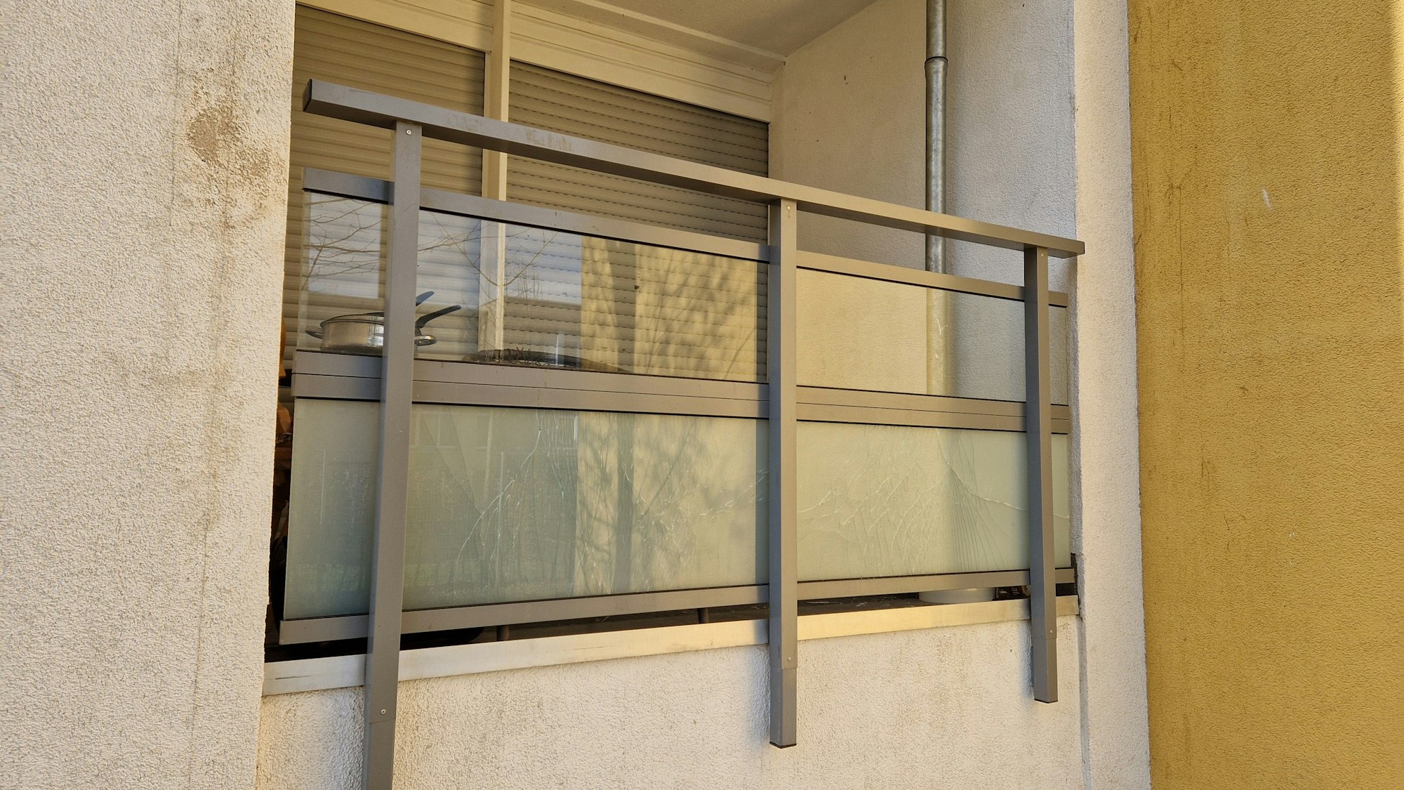 In Köln-Bilderstöckchen kam es vor einem Balkon eines Mehrfamilienhauses in der Nacht auf Sonntag zu einer Explosion