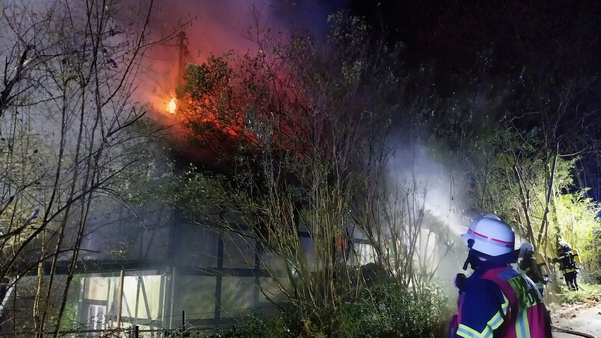 Flammen schlagen aus dem Dach des leerstehenden Hauses.