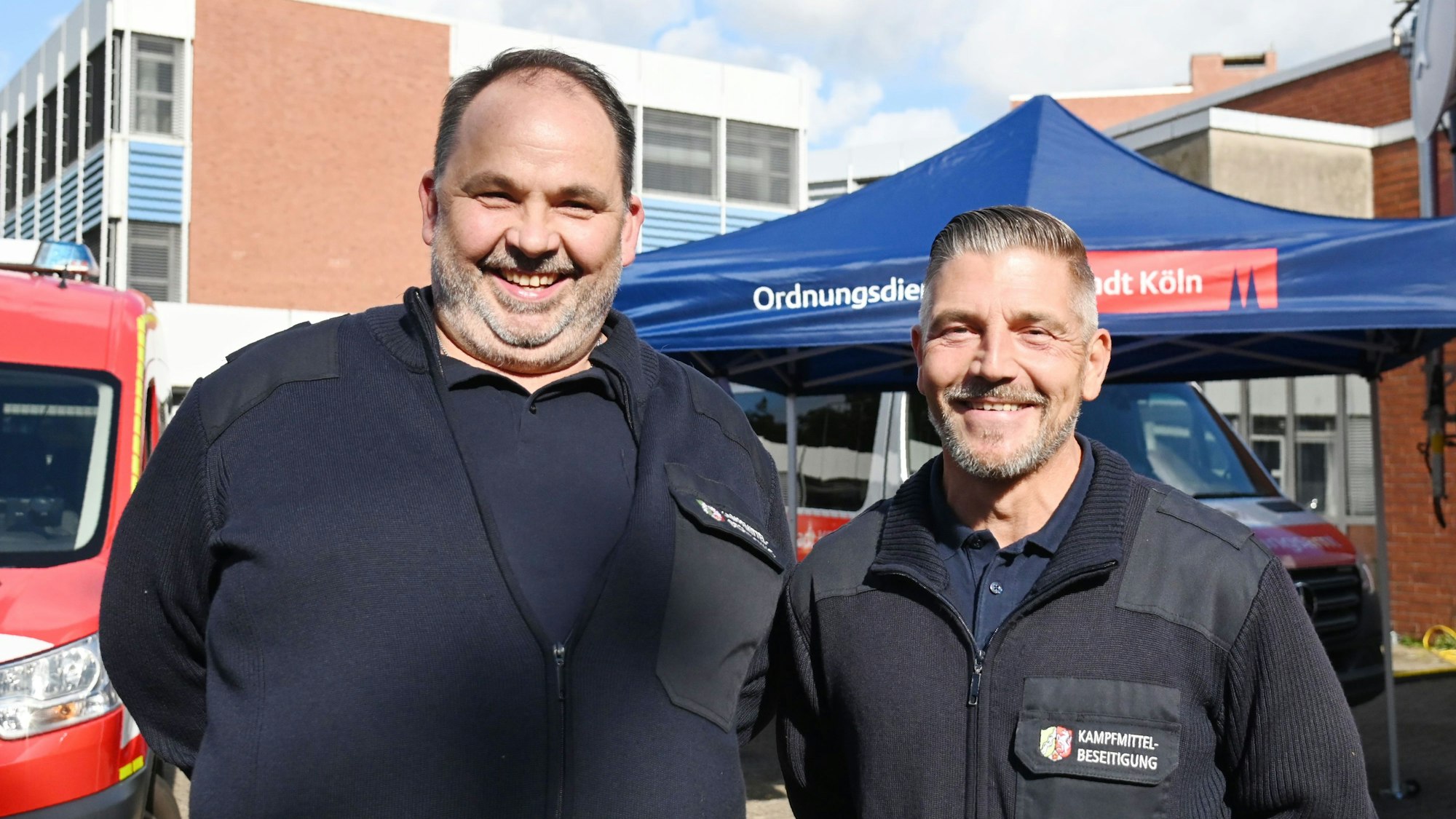 11.10.2024 Köln. Heute soll der 500kg-Blindgänger auf dem Gelände des Krankenhaus Merheim der Kliniken der Stadt Köln entschärft werden. Vorher müssen nun auch tausende Privatpersonen ihre Wohnungen verlassen. In der Stadt ist es die größte und teuerste Evakuierung seit Kriegsende. Die Experten der Kampfmittelbeseitigung Dirk Putzer (li.) und Marcel Biewald. Foto: Alexander Schwaiger