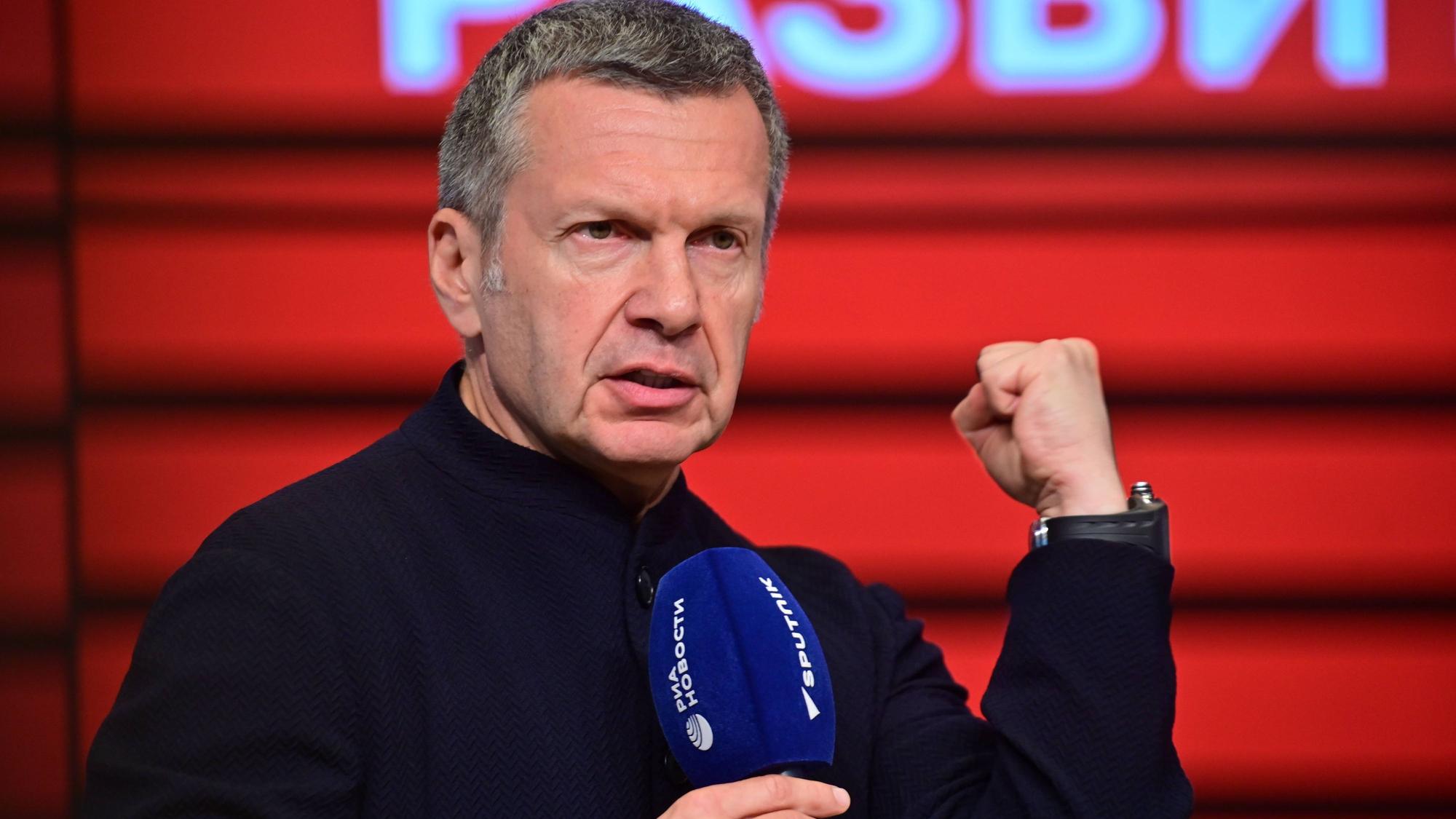 Wladimir Solowjow mit Mikro.