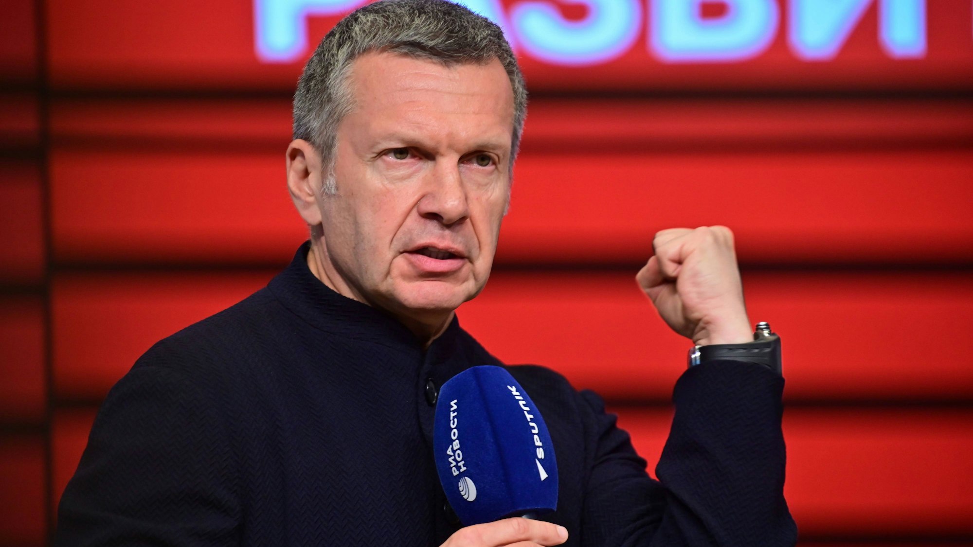 Wladimir Solowjow mit Mikro.