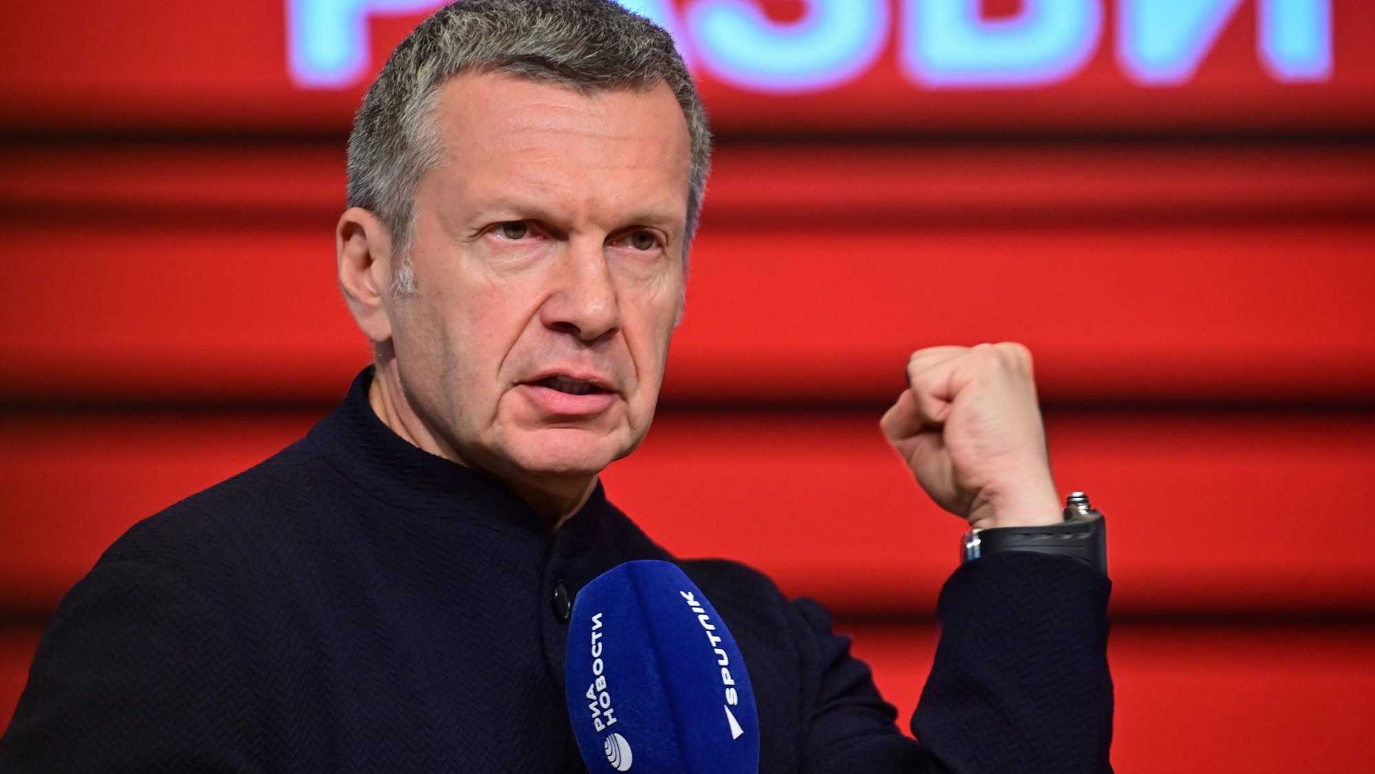 Wladimir Solowjow gehört zu den bekanntesten russischen TV-Moderatoren - und ist für drastische Drohungen bekannt. (Archivbild)