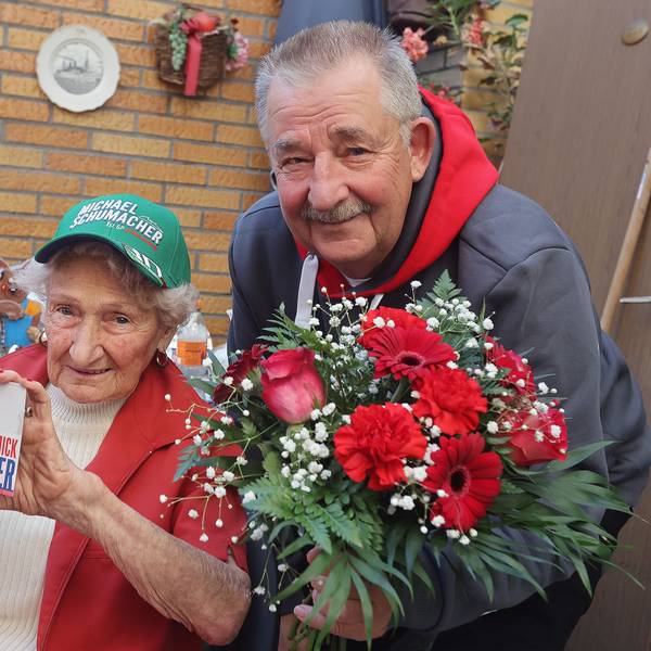 Erika Klütsch mit dem Schumacher-Fanclub-Vorsitzenden Reiner Ferling. Das Bild entstand 2022.