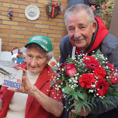 Erika Klütsch mit dem Schumacher-Fanclub-Vorsitzenden Reiner Ferling. Das Bild entstand 2022.