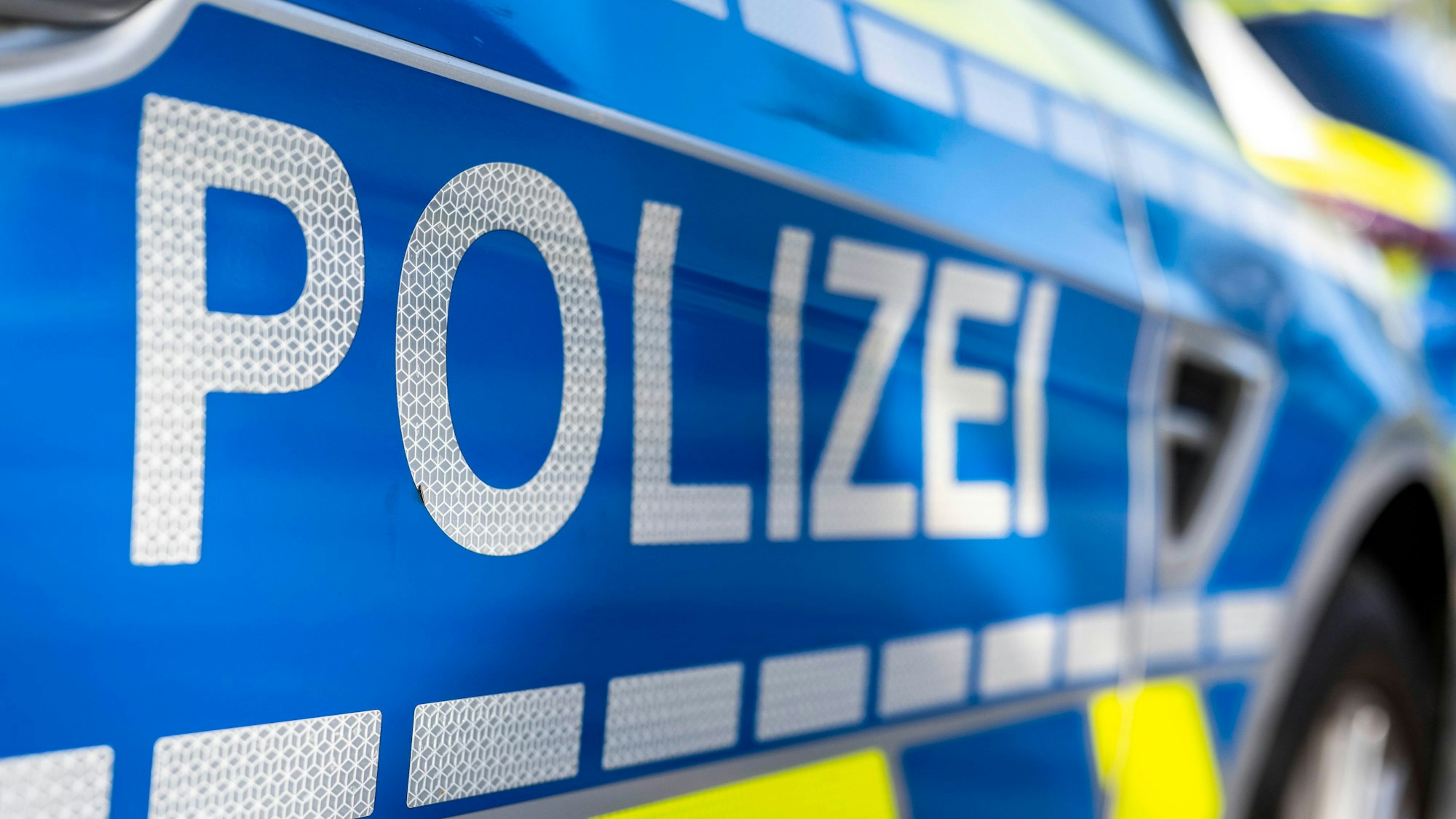 IAn der Tür von einem Streifenwagen steht der Schriftzug «Polizei»