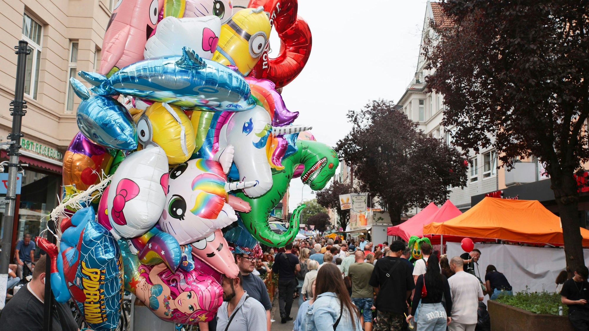 Menschen feiern bei einem Straßenfest.