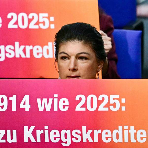 Sahra Wagenknecht hält im Bundestag ein Transparent hoch. Die Aktion brachte dem BSW einen Ordnungsruf ein.