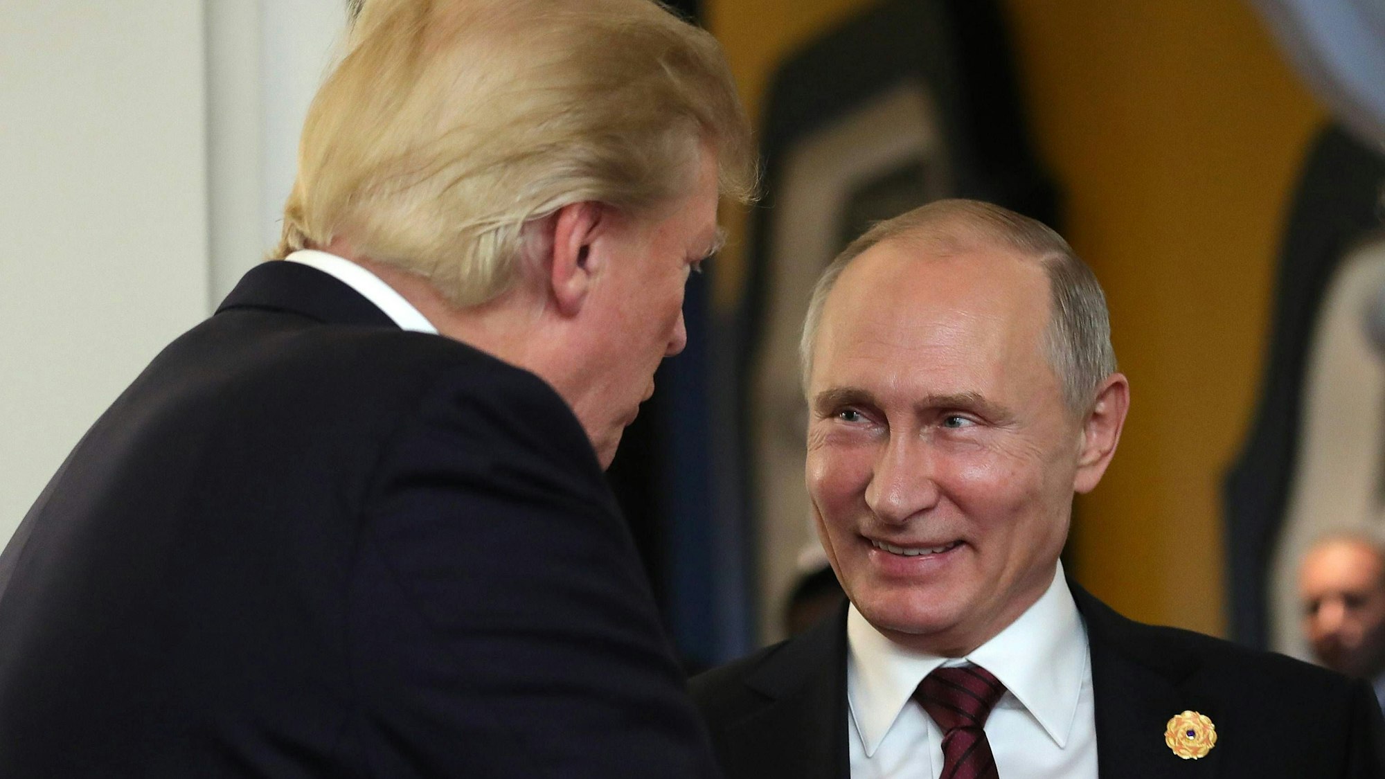 US-Präsident Donald Trump im Gespräch mit Wladimir Putin. (Archivbild)