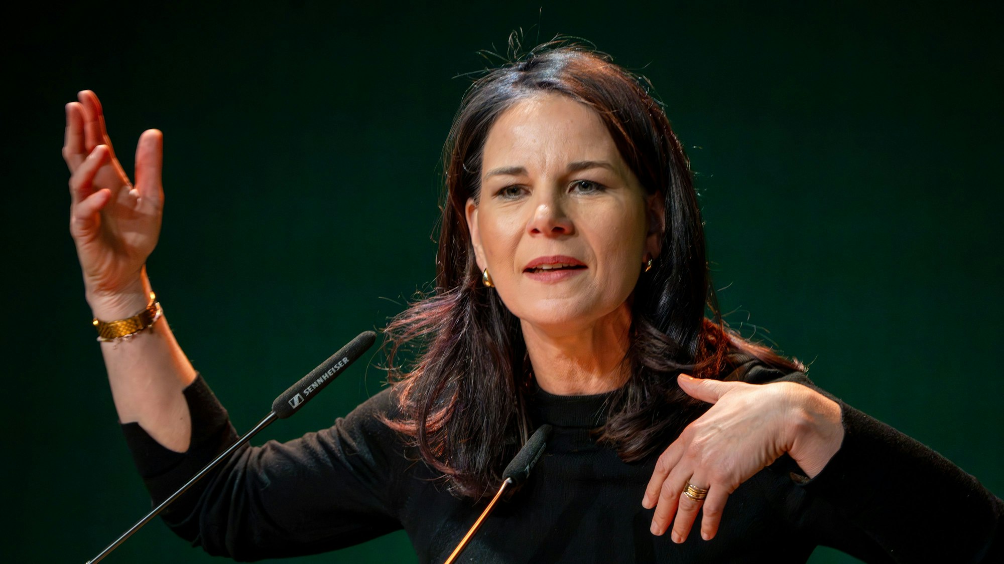 Außenministerin Annalena Baerbock (Bündnis 90/Die Grünen) spricht während des Brandenburger Landesparteitags von Bündnis 90/Die Grünen in der Potsdamer Schinkelhalle.